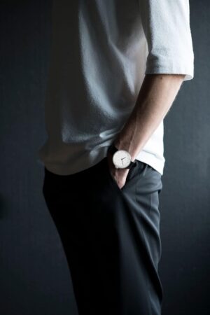 Minimalist Round Face Leather Strap Watch - Image 5